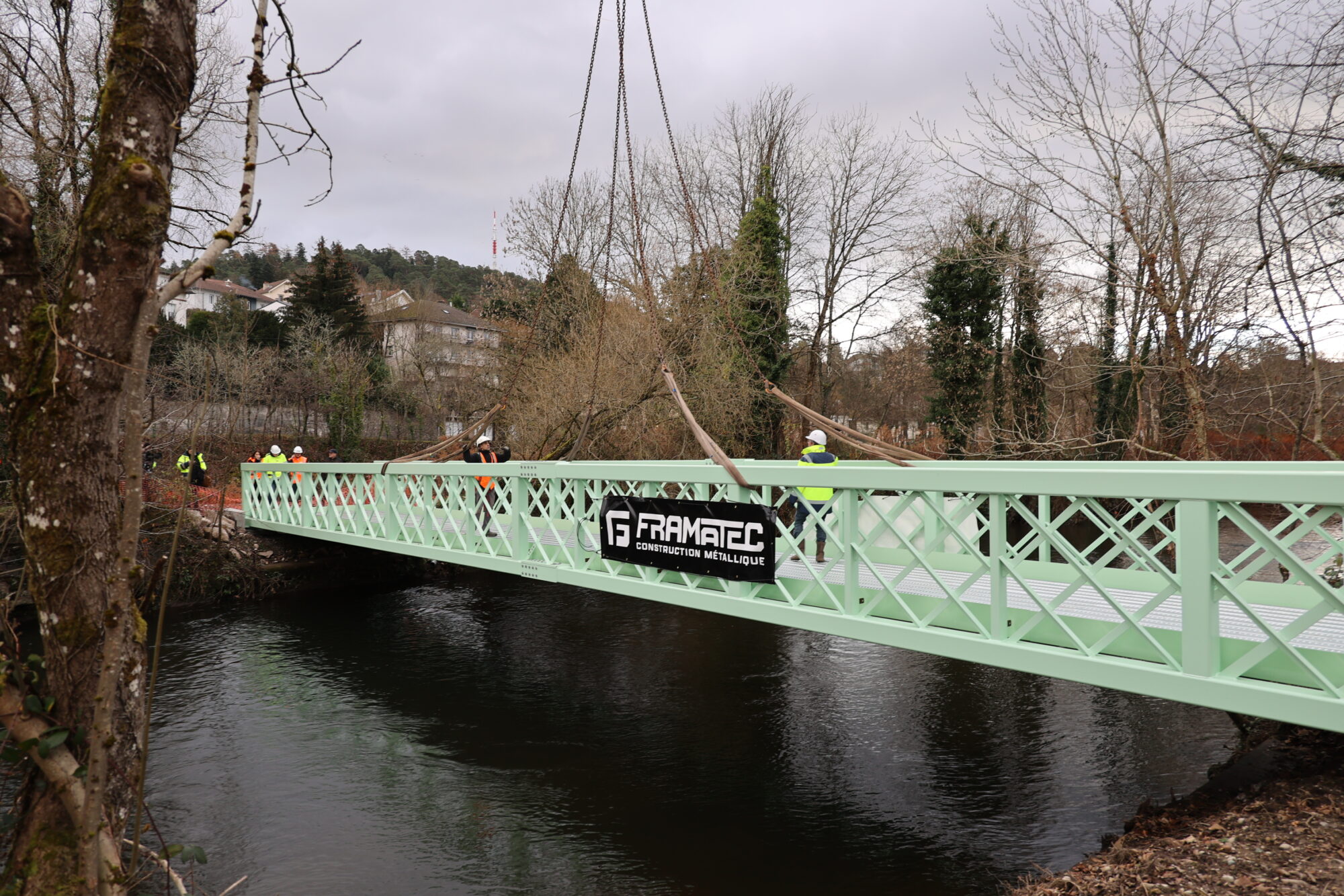 Pose de la passerelle sud de l’île du Champ-du-Pin